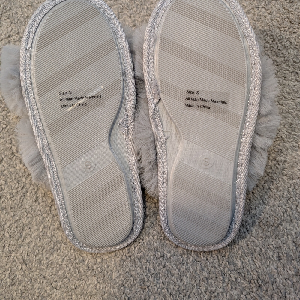 Cozy Gray Faux Fur Women's Slippers - Picture 4 of 7
